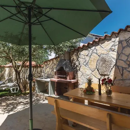 2 Bedroom Beautiful In Peroj