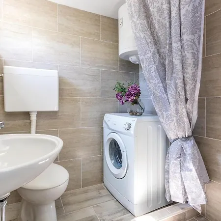 2 Bedroom Beautiful In Holiday home *