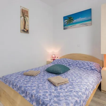 2 Bedroom Beautiful In Peroj