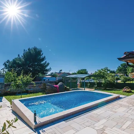 2 Bedroom Beautiful In Holiday home *