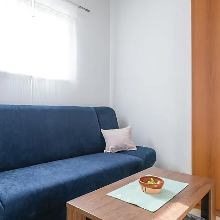 2 Bedroom Beautiful In Peroj