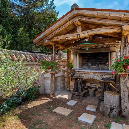 2 Bedroom Beautiful In Peroj