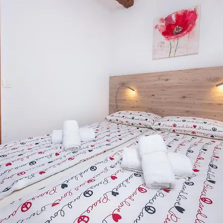 2 Bedroom Beautiful In Peroj
