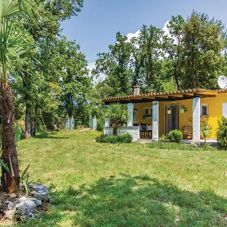 2 Bedroom Beautiful In Peroj
