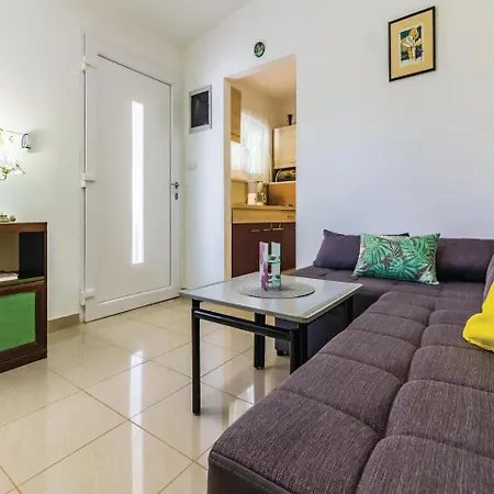 Hébergement de vacances One-bedroom In Peroj