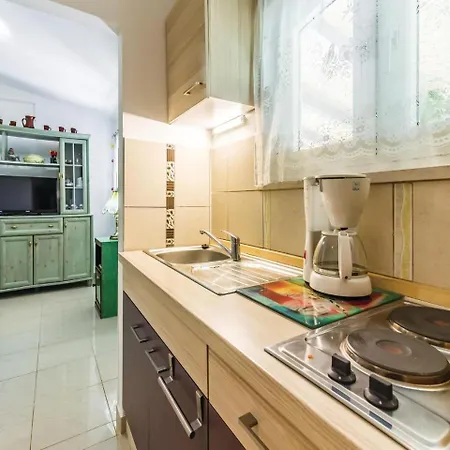 2 Bedroom Beautiful In Peroj